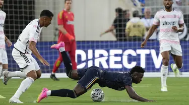 Bek Juventus Danilo (kiri) menjegal penyerang Real Madrid Vinicius Jose Paixao saat mencoba mendapatkan posisi menguasai bola pada laga pramusim di Camping World Stadium, Kamis (3/8/2023) pagi WIB.  (AP Photo/John Raoux)