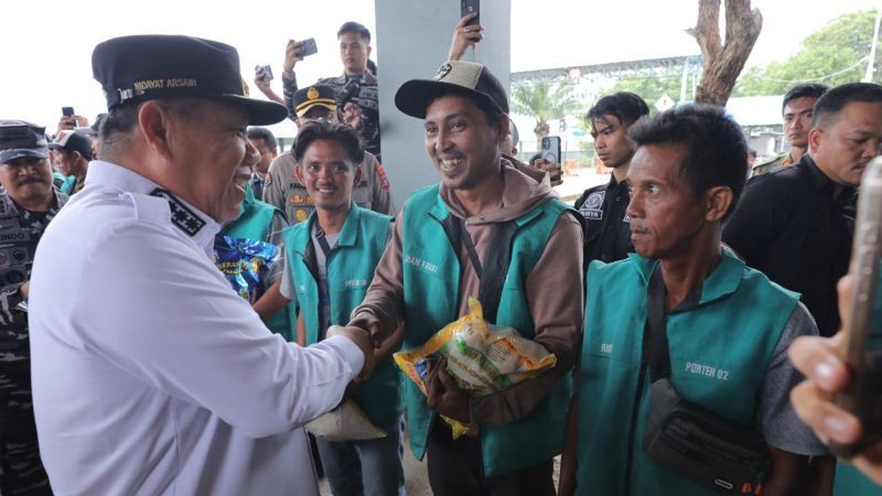 Gubernur Babel Hidayat Arsani Bagikan Bantuan Sembako di Pelabuhan Tanjungkalian