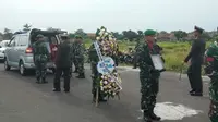 Prosesi pemakaman militer dilakukan terhadap Ketua KPPS 13 Desa Kecomberan Kabupaten Cirebon Letkol Inf (purn) Ngadiono Supaat. Foto (Liputan6.com / Panji Prayitno)