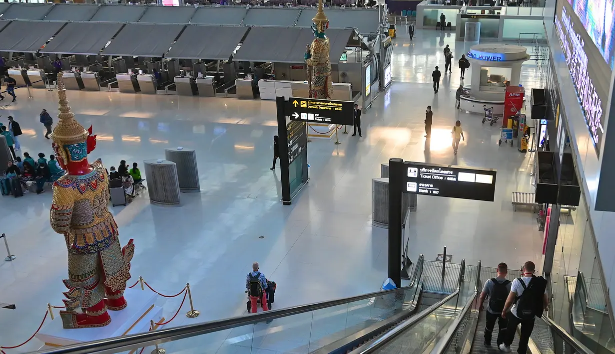 Pandangan umum ruang keberangkatan yang hampir kosong karena jumlah pengunjung menurun drastis di Bandara Suvarnabhumi di Bangkok, Rabu (11/3/2020). Di Thailand sendiri lebih dari 50 orang terinfeksi virus corona COVID-19 yang telah menggemparkan seluruh dunia. (Mladen ANTONOV/AFP)