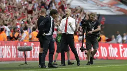 Ekspresi dua pelatih usai laga Final Piala FA 2016-2017 di Stadion Wembley, London, Sabtu (27/5). Chelsea kalah 2-1 melawan Arsenal di laga Final Piala FA tersebut. (AP Photo)