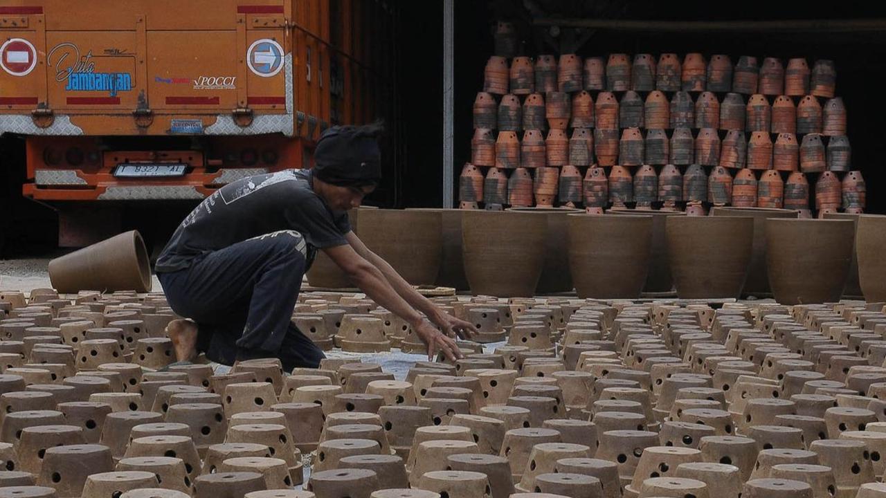 Sentra Keramik Plered merupakan salah satu tempat wisata yang wajib dikunjungi ketika singgah di Kabupaten Purwakarta. Di sana terdapat banyak pengerajin keramik yang ahli membuat beragam produk seperti vas bunga, guci, gentong air, dan sebagainya.