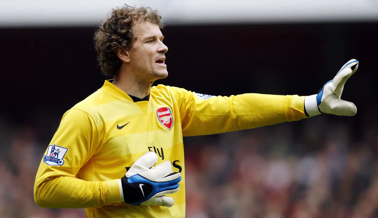 Jens Lehmann - Kali ini Arsenal melakukan perkerutan pemain yang sudah uzur, adalah Jens Lehmann yang kala itu sudah berumur 33 tahun. Namun kehadirannya justru membawa dampak baik, The Gunners berhasil menjuari Liga Inggris 2003/2004 dan menembus final Liga Champions 2005/2006.  (AFP/Glyn Kirk)
