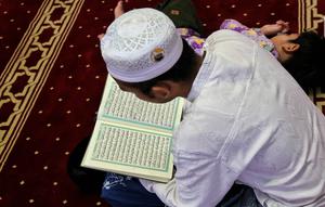 Tadarus berasal dari asal kata “darasa yadrusu”, yang mengandung pengertian mempelajari, meneliti, menelaah, mengkaji, serta mengambil pelajaran. (Liputan6.com/Angga Yuniar)