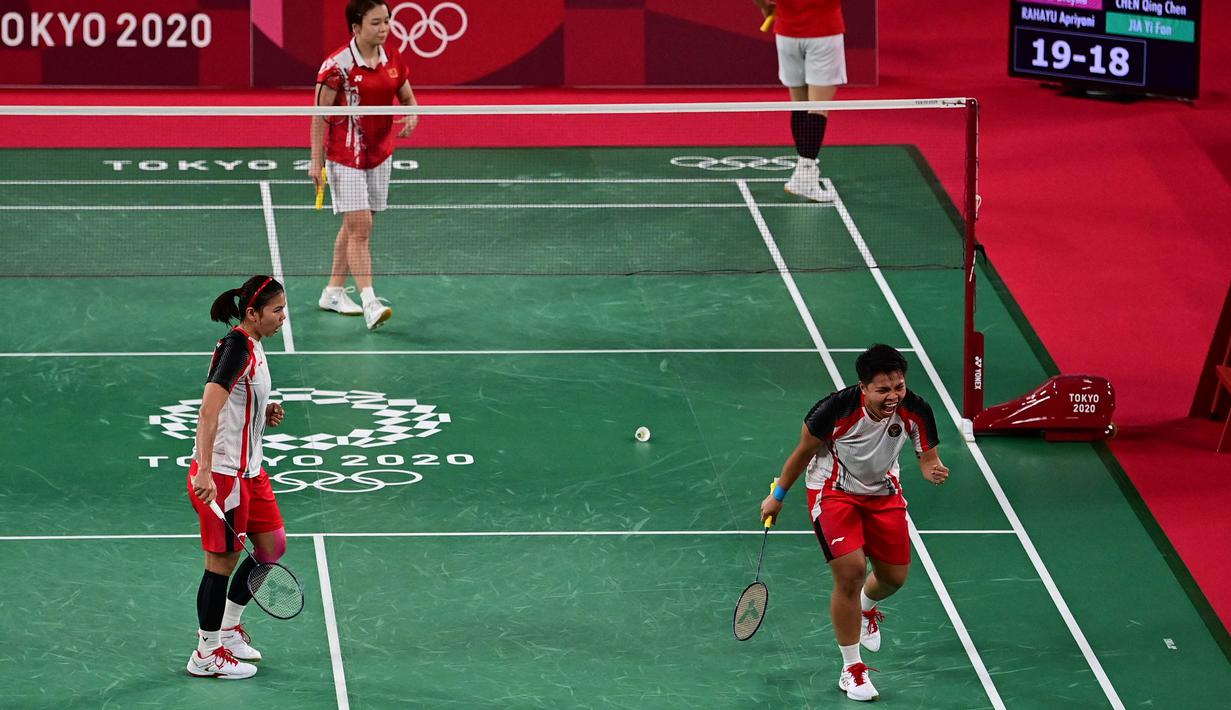 Pasangan Indonesia terus memimpin di setengah gim kedua. Meski Greysia Polii harus berganti raket di tengah permainan, pasangan peringkat keenam dunia ini mampu akhiri pertandingan dengan skor 21-15. (Foto: AFP/Pedro Pardo)