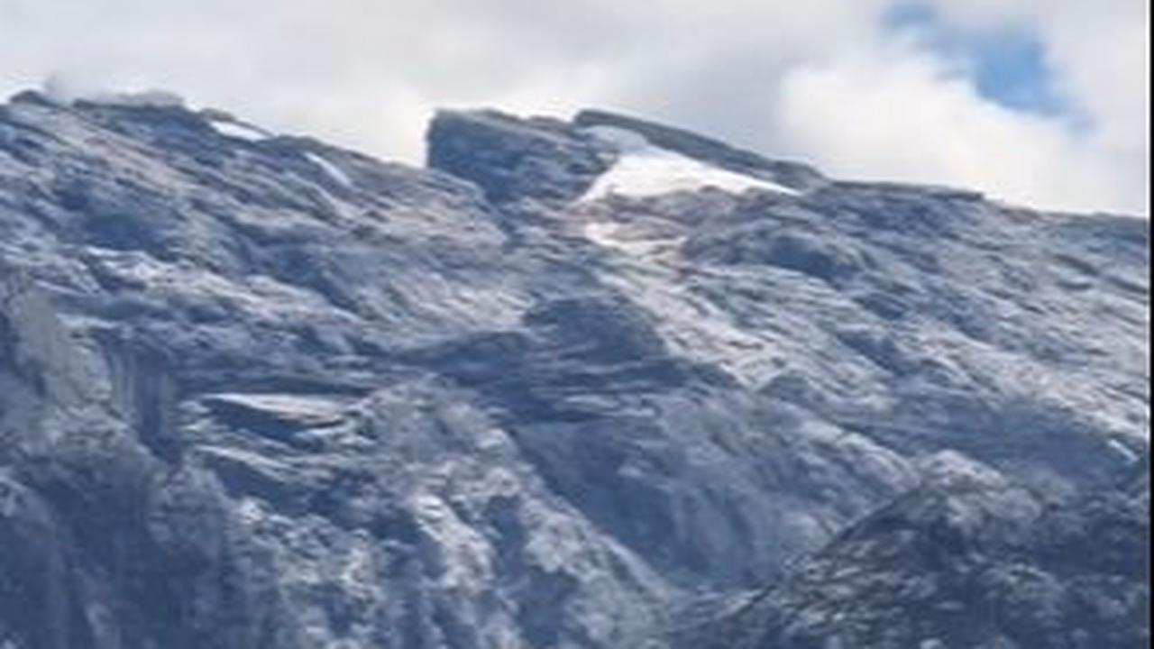 Daya tarik dari tambang ini tak hanya berupa hamparan tambang emas yang melimpah namun juga panorama salju abadi yang terletak di salah satu gunung.