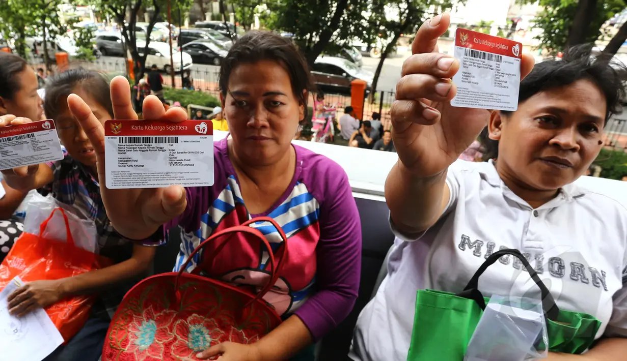 Sejumlah warga menunjukkan Kartu Keluarga Sejahtera saat menunggu antrean dana bantuan Program Simpanan Keluarga Sejahtera (PSKS) di Kantor Pos Pasar Baru, Jakarta, Selasa (7/4/2015). (Liputan6.com/Johan Tallo)