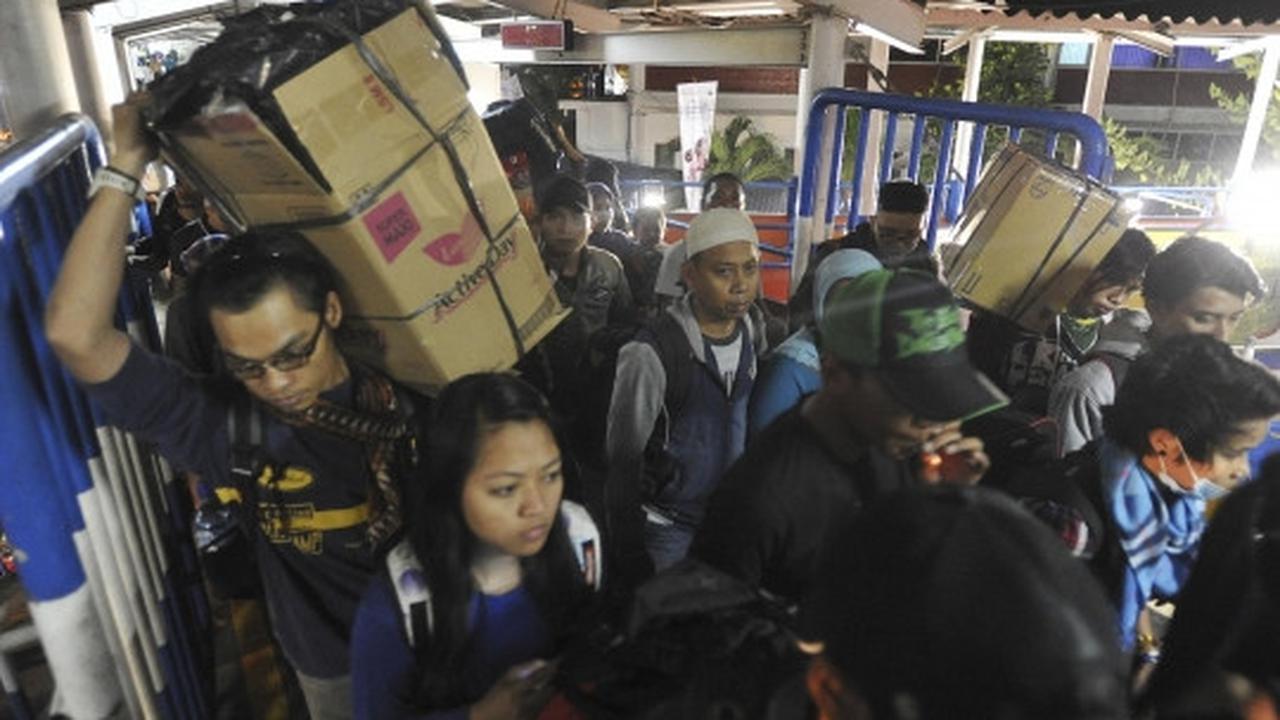 Ratusan pemudik padati Pelabuhan Merak