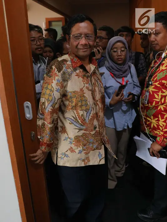 Anggota Dewan Pengarah Badan Pembinaan Ideologi Pancasila (BPIP) Mahfud MD bersiap memberikan keterangan kepada sejumlah media terkait gaji yang diterima oleh pimpinan, anggota, dan pegawai BPIP di Jakarta, Kamis (31/5). (Liputan6.com/Angga Yuniar)