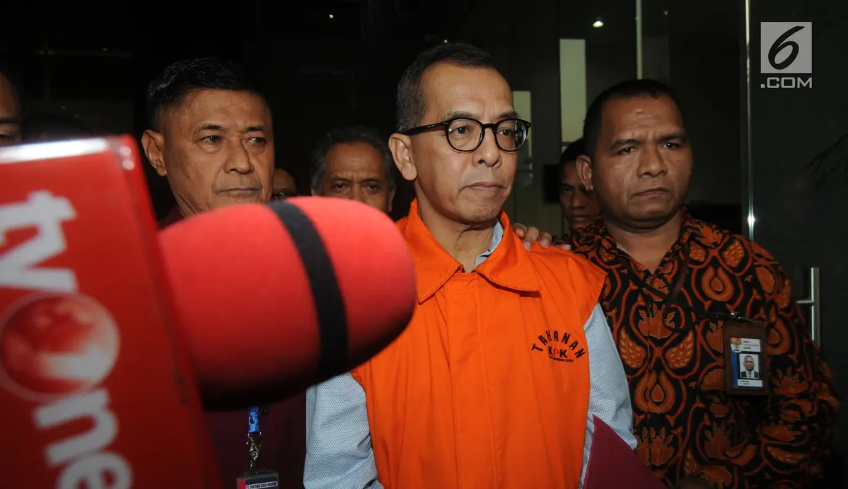 Mantan Dirut PT Garuda Indonesia, Emirsyah Satar usai menjalani pemeriksaan di Gedung KPK, Jakarta, Rabu (7/8/2019). Emirsyah resmi ditahan untuk mempermudah pemeriksaan terkait kasus suap pengadaan mesin Rolls-Royce PLC untuk pesawat Airbus milik Garuda Indonesia. (merdeka.com/Dwi Narwoko)