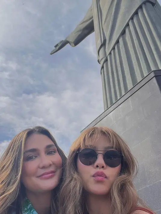 Dalam liburannya ke Brazil, keduanya mengunjungi berbagai tempat seru dan indah. Di benua Amerika Selatan ini memang menawarkan pemandangan yang menarik. Selain itu keduanya mengunjungi tempat ikonik yaitu di patung Yesus Kristus Penebus atau Christ the Redeemer yang berada di Rio de Jeneiro. (Liputan6.com/IG/@lunamaya)