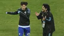 Pelatih Argentina, Diego Maradona, memberikan semangat kepada Lionel Messi saat sesi latihan jelang laga melawan Meksiko pada laga Piala Dunia di Stadion Soccer City, Afrika Selatan, (27/6/2010). (AFP/Javier Soriano)