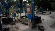 Seorang pria berolahraga menggunakan peralatan yang terbuat dari besi bekas di gym luar ruangan Kachalka, Kiev, Ukraina, Rabu (12/7/2023). Gym luar ruangan yang dibuka sejak tahun 1966 ini terletak di Pulau Dolobetskyi, Ibu Kota Ukraina. (AP Photo/Jae C. Hong)
