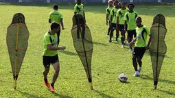 Suasana latihan terakhir Persipura di Lapangan C Gelora Bung Karno, Senayan, Jakarta. Jumat (8/5). Persipura bersiap menghadapi  tuan rumah Bengaluru FC India. (bola.com/Arief Bagus)