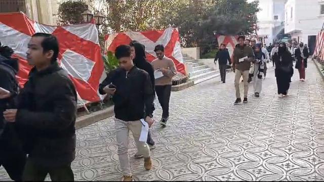 Para WNI di Mesir datang ke TPS di KBRI Kairo untuk ikut pemungutan suara pemilu 2024. (Dok: PPLN Kairo)