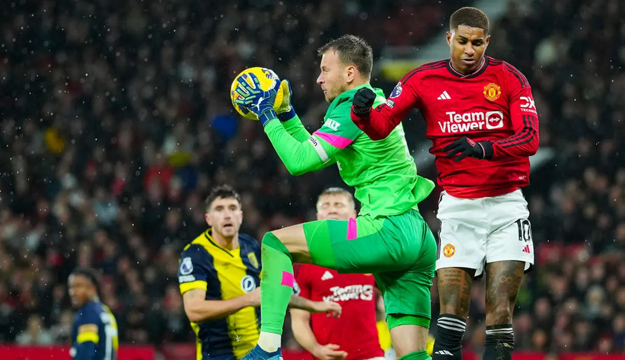 Akan tetapi, justru Bournemouth yang mencetak gol ketiga pada menit ke-73. Tandukan Marcos Senesi menyambut umpan silang Marcus Tavernier masuk ke sudut kanan bawah gawang Onana. (AP Photo/Jon Super)