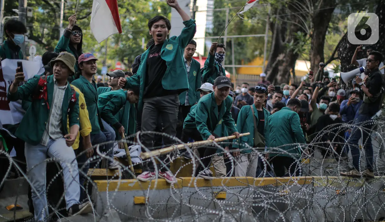Mahasiswa yang tergabung dalam Bem Setanah Air merusak kawat berduri saat aksi penolakan kenaikan BBM dikawasan Patung Kuda, Jakarta, Selasa (12/9/2022). Mereka mendesak pemerintah membatalkan kenaikan harga BBM karena menyengsarakan rakyat dan menyetabilkan harga-harga kebutuhan pokok. (Liputan6.com/Faizal Fanani)