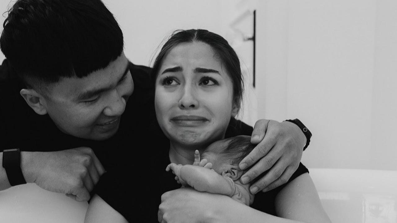 Potret Detik-detik Nikita Willy Melahirkan Anak Kedua dengan Metode Water Birth, Tenang Sekali & Didampingi Suami