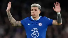 Pemain Chelsea Enzo Fernandez memberi isyarat sebelum melawan Fulham pada pertandingan sepak bola Liga Inggris di Stadion Stamford Bridge, London, Inggris, 3 Februari 2023. Meski bermain imbang 0-0 saat melawan Fulham, pemain baru Chelsea Enzo Fernandez tampil bersinar pada laga debutnya tersebut. (AP Photo/Kirsty Wigglesworth)