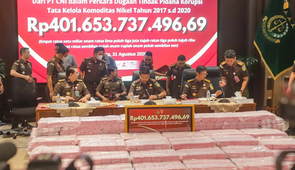 Barang bukti uang hasil sitaan terkait kasus dugaan korupsi tata kelola nikel saat konferensi pers di Gedung Bundar, Kejaksaan Agung, Jakarta, Senin, 31 Agustus 2026. (KLY/Arie Basuki).