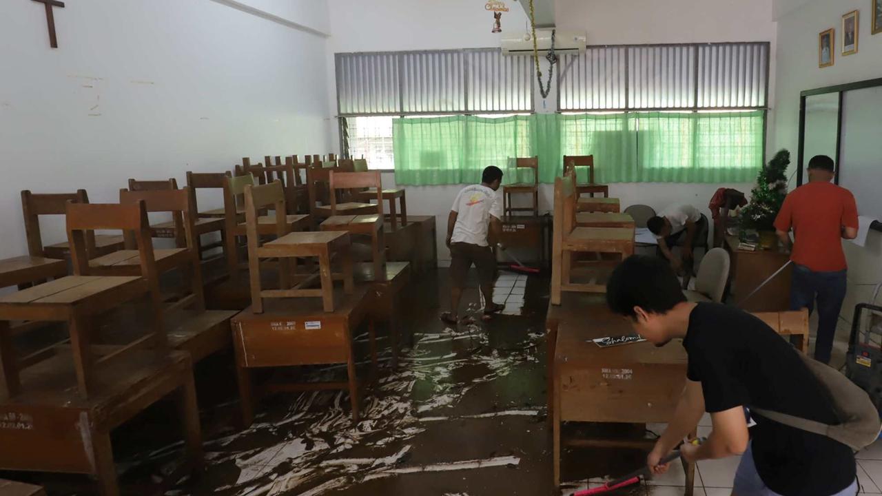 Banjir di SMAN 60 Jakarta mulai surut