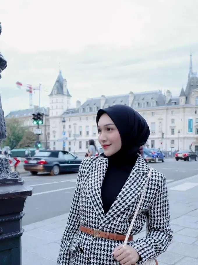 Inspirasi OOTD Melody Prima saat Liburan di Eropa