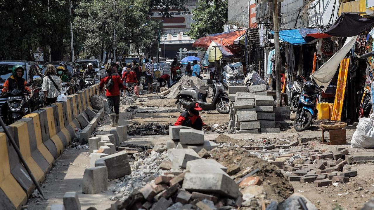 Keberadaan Pedagang Kaki Lima (PKL) dan parkir motor liar yang menempati bahu jalan di kawasan Pasar Petak Sembilan, Glodok ini akan ditertibkan melalui revitalisasi.