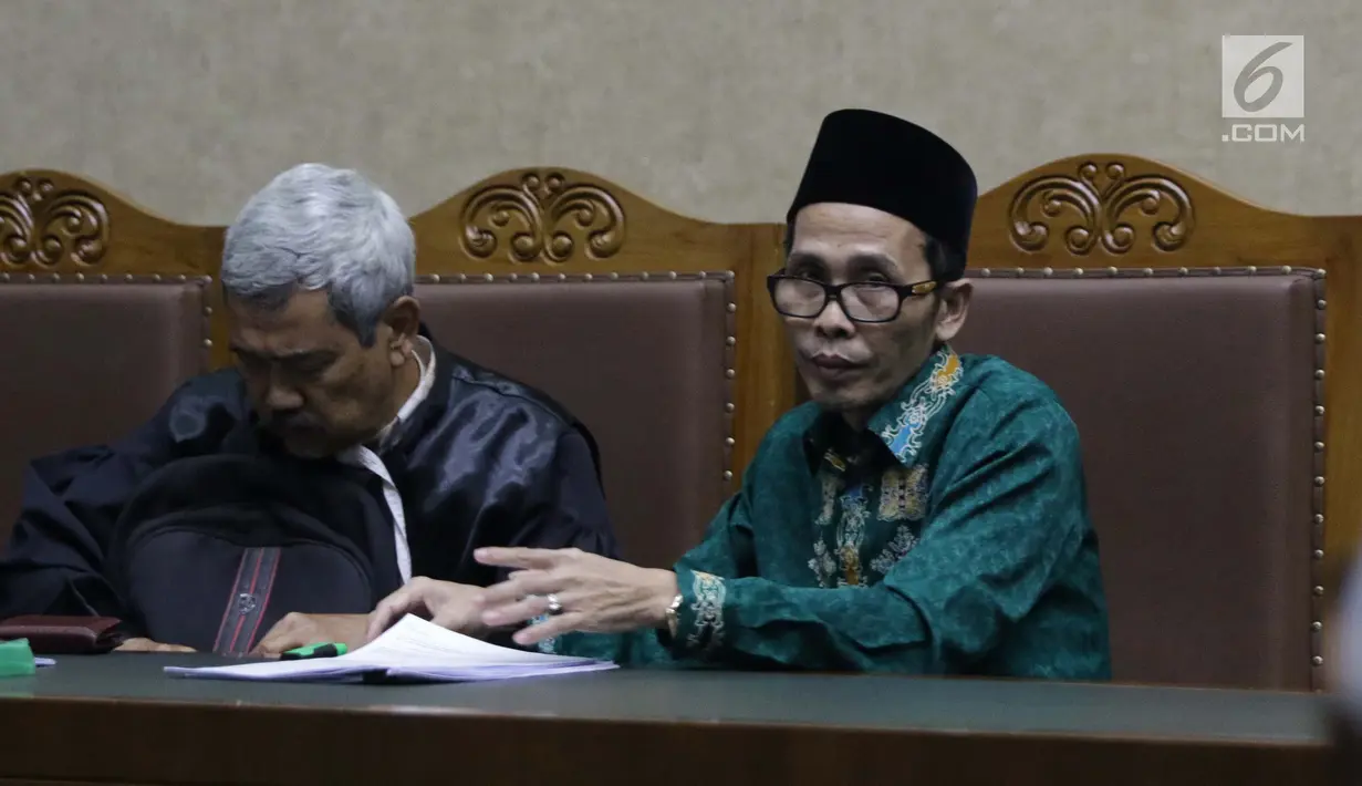 Terdakwa dugaan suap seleksi pengisian jabatan di Kementerian Agama, M Muafad Wirahadi (kanan) saat menjalani sidang lanjutan di Pengadilan Tipikor, Jakarta, Rabu (10/7/2019). Sidang mendengar keterangan saksi. (Liputan6.com/Helmi Fithriansyah)