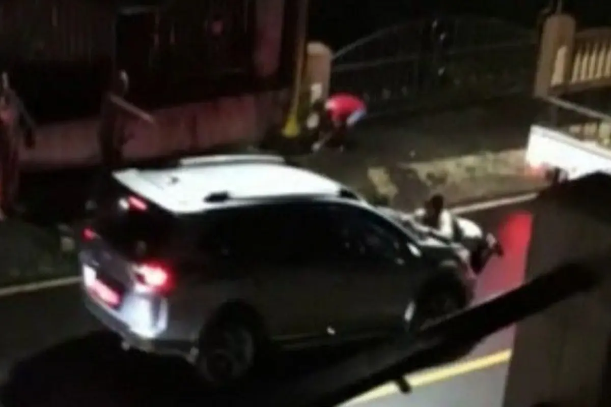 Mobil yang dikendarai Wakil Ketua DPRD Sulut ini dihadang isterinya di tengah jalan.