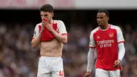 Declan Rice (kiri)&nbsp;dan Gabriel dari Arsenal menunjukkan reaksi tak percaya saat mereka takluk dari Aston Villa di stadion Emirates pada lanjutan Liga Inggris 20232024, Minggu, 14 April 2024. (AP Photo/Kirsty Wigglesworth)