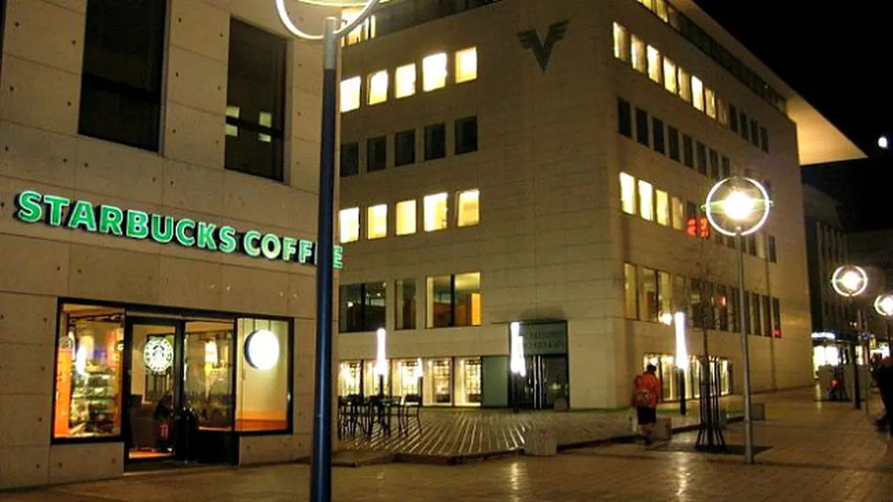 Ancam Pebalap yang Parkir Ilegal, Karyawan Starbucks Dipecat