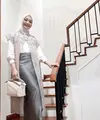 Vina Muliana, TikTokers yang kerap bagikan tip dan trik di dunia kerja ini berhasil menyita perhatian. Ia berhasil ciptakan gaya santunnya dalam ragam style. [Foto: Instagram/ Vina Muliana]