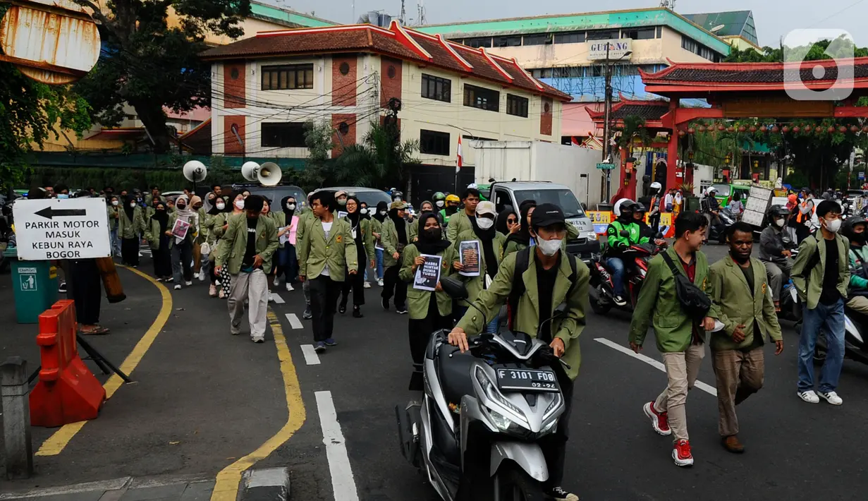 Puluhan Mahasiswa Universitas Djuanda melakukan aksi demo melewati kawasan Surya Kencana, Kota Bogor, Jawa Barat, Rabu (7/9/20222). Aksi yang dimulai sekitar pukul 14.30 WIB dari Tugu Kujang. (Merdeka.com/Arie Basuki)