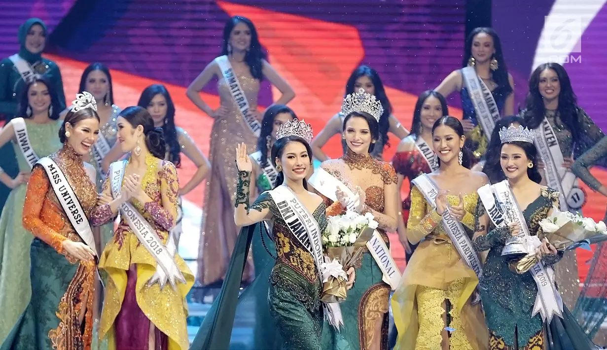 Frederika Alexis Cull (tengah) melambaikan tangan saat terpilih sebagai Puteri Indonesia 2019 di JCC, Jakarta, Jumat (8/3). Frederika Alexis Cull merupakan perwakilan Puteri Indonesia DKI Jakarta 1. (Fimela.com/Bambang E Ros)