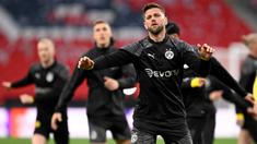 Pemain Dortmund, Niclas Fuellkrug melakukan pemanasan saat sesi latihan di stadion Wembley, di London, pada 31 Mei 2024. (INA FASSBENDER/AFP)