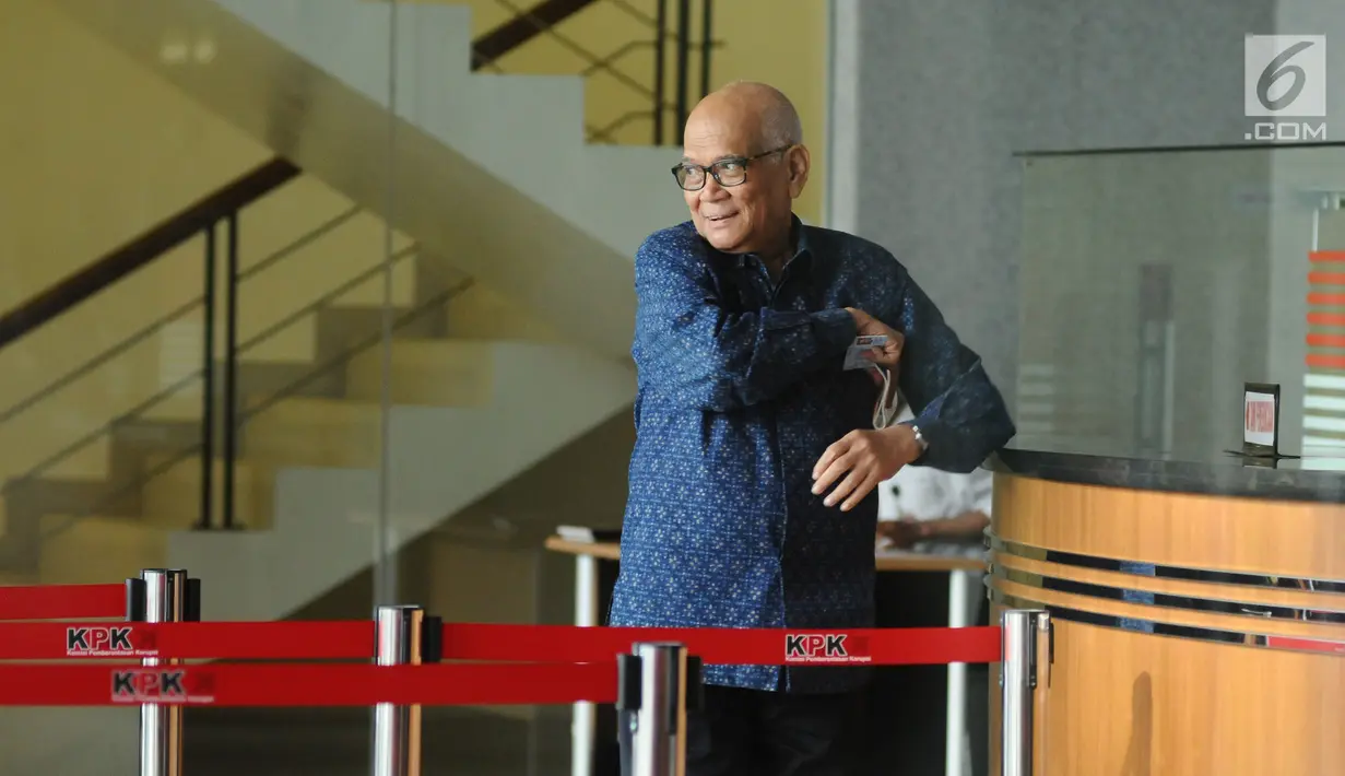 Mantan Menko Perekonomian Dorodjatun Kuntjoro Jakti bersiap keluar geung KPK usai menjalani pemeriksaan, Jakarta, Selasa (2/1). Dorodjatun diperiksa sebagai saksi dugaan korupsi penerbitan SKL BLBI kepada BDNI. (Liputan6.com/Helmi Fithriansyah)