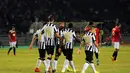 Pemain depan Juventus, Andrea Pirlo (tengah), menyambut rekan setimnya usai mencetak gol ke gawang ISL All Stars di Stadion GBK Jakarta, (6/8/2014). (Liputan6.com/Helmi Fithriansyah)