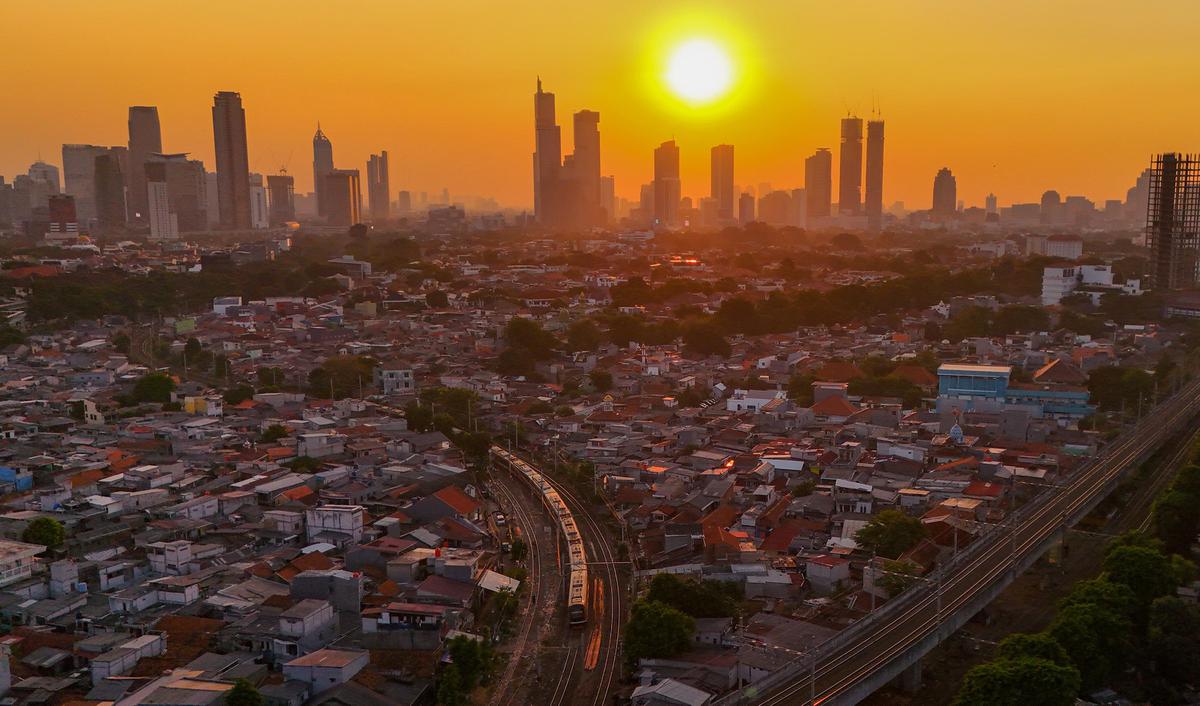 Keindahan Senja di Atas Langit Jakarta