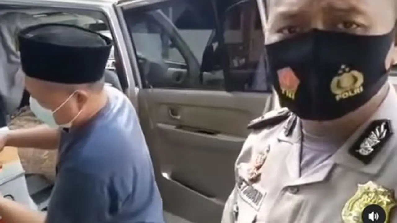 Polisi tindak tegas pemudik yang pakai ambulans (Instagram/@terangmedia)