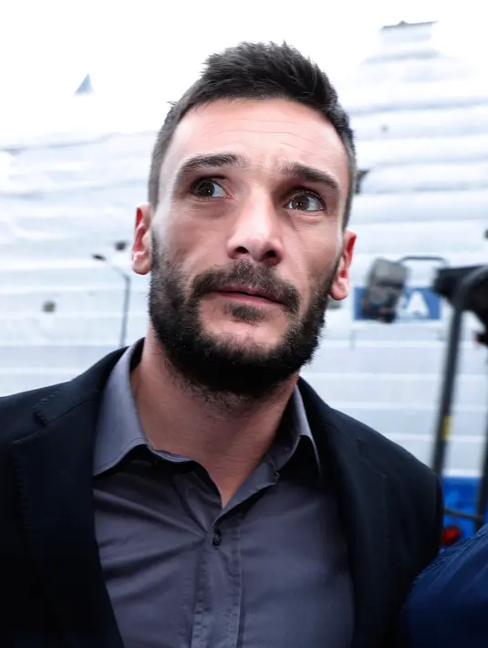 Ekspresi kiper Tottenham Hotspur, Hugo Lloris saat tiba di Westminster Magistrates Court, London (12/9). Lloris kedapatan mengemudi dalam kondisi mabuk oleh Kepolisian London. (AP Photo / Alastair Grant)