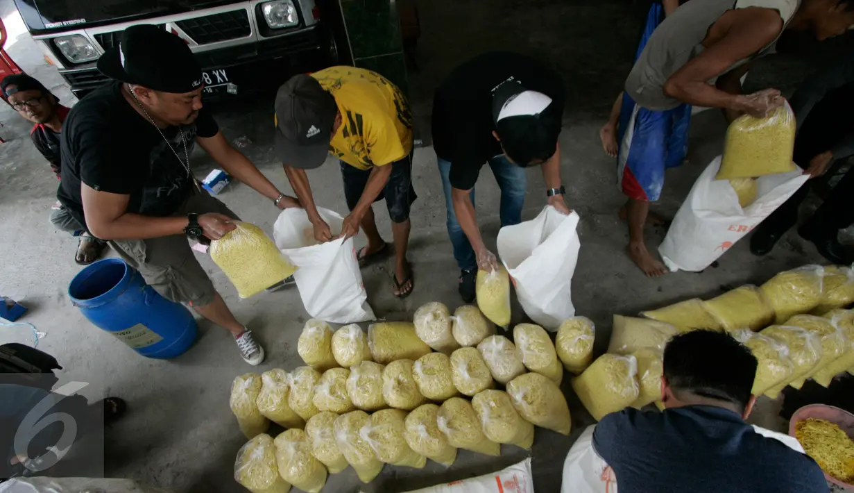 Petugas dibantu pekerja mengemasi barang bukti mie berformalin di Panggungharjo ,Sewon ,Bantul,Yogyakarta, (10/8). Pabrik mie beromzet terbesar di Yogyakarta ditutup sementara karena tebukti menggunakan zat berformalin. (Boy Harjanto)
