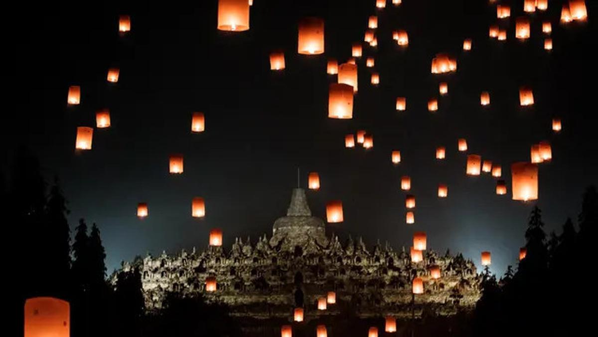 Puncak Waisak 2569 BE/2025, Ribuan Cahaya Lampion Terangi Candi Borobudur