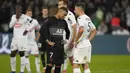 Kylian Mbappe yang menjadi eksekutor tendangan penalti sempat mendapat intimidasi pemain Angers sebelum melakukan tendangan. (AP/Francois Mori)