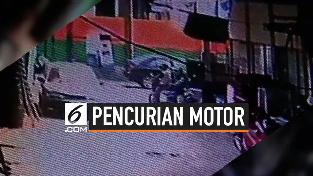 Pencuri motor terekam CCTV di daerah Jakarta Barat. Dua pelaku membawa kabur motor yang terparkir, pencuri mengenakan atribut ojek online.