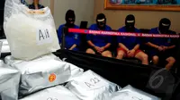 BNN berhasil menggagalkan jaringan sindikat narkotika jenis sabu lintas negara China-Malaysia-Indonesia, Jakarta, Minggu (15/3/2015). Dari 4 tersangka yang diamankan, BNN berhasil mengamankan sabu sebanyak 49,35 Kg.(Liputan6.com/Yoppy Renato)