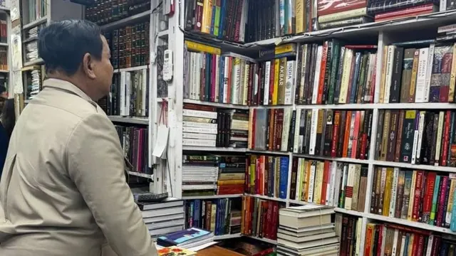 Presiden RI Prabowo Subianto memborong banyak buku, mulai dari buku bertema sejarah hingga ekonomi, saat singgah di toko buku langganannya, New Delhi, India (@Prabowo)