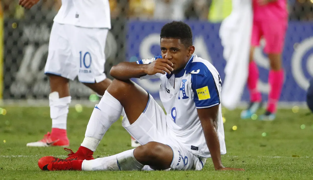 Striker Honduras, Antony Lozano, tampak lesu usai takluk dari Australia pada laga leg kedua babak play-off Piala Dunia 2018 di Stadion ANZ, Sydney, Rabu (15/11/2017). Australia menang 3-1 atas Honduras. (AP/Daniel Munoz)