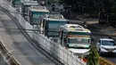 Kopaja 66 jurusan Ragunan-Senen berada di jalur busway di kawasan Gatot Subroto, Jakarta, Rabu (7/10). Pemprov DKI berencana secara bertahap akan menghapus angkutan umum bus berukuran sedang di Ibukota. (Liputan6.com/Yoppy Renato)
