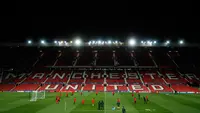 Suasana saat para pemain Paris Saint Germain (PSG) berlatih di Old Trafford, Manchester, Inggris, Senin (11/2). PSG akan menghadapi Manchester United (MU) pada 16 besar Liga Champions. (Martin Rickett/PA via AP)