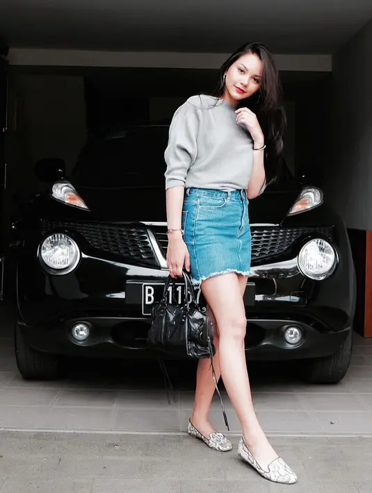 Kalau di foto ini, Alyssa tampil dengan denim rok mini nya dengan atasan abu-abu. Dengan rok mini nya seperti itu membuat kaki Alyssa terlihat jenjang. (Instagram/alysssadaguise)